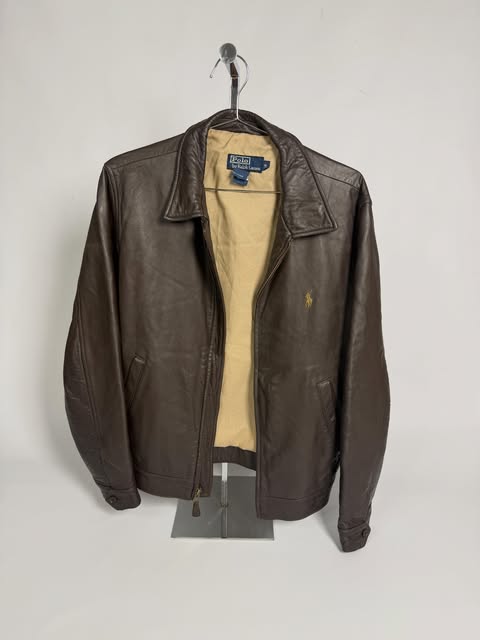 Campera de cuero marrón, publicada por depto el 12 de mayo de 2026